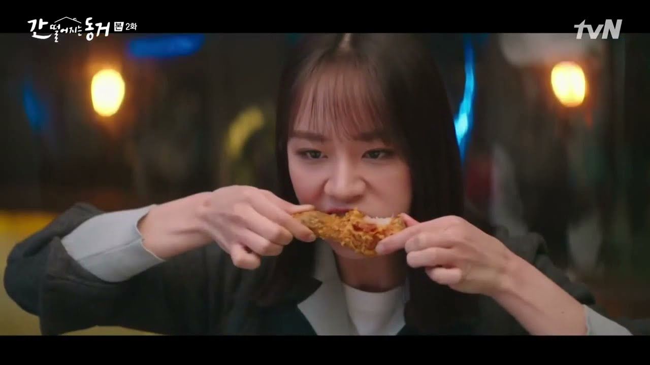 Lee Hye Ri devorando un muslo de pollo en My Roommate is a Gumiho
