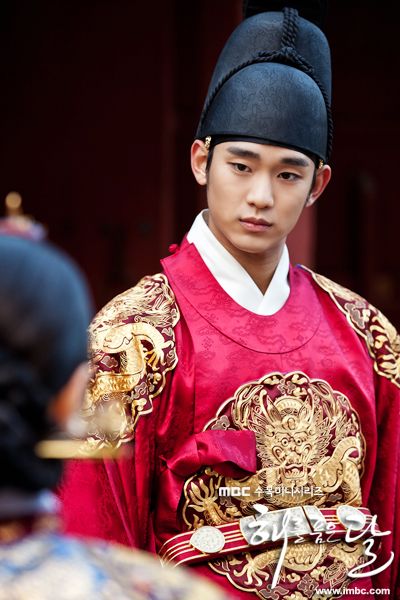 Kim Soo Hyun es un rey de la era Joseon en The Moon Embracing the Sun 