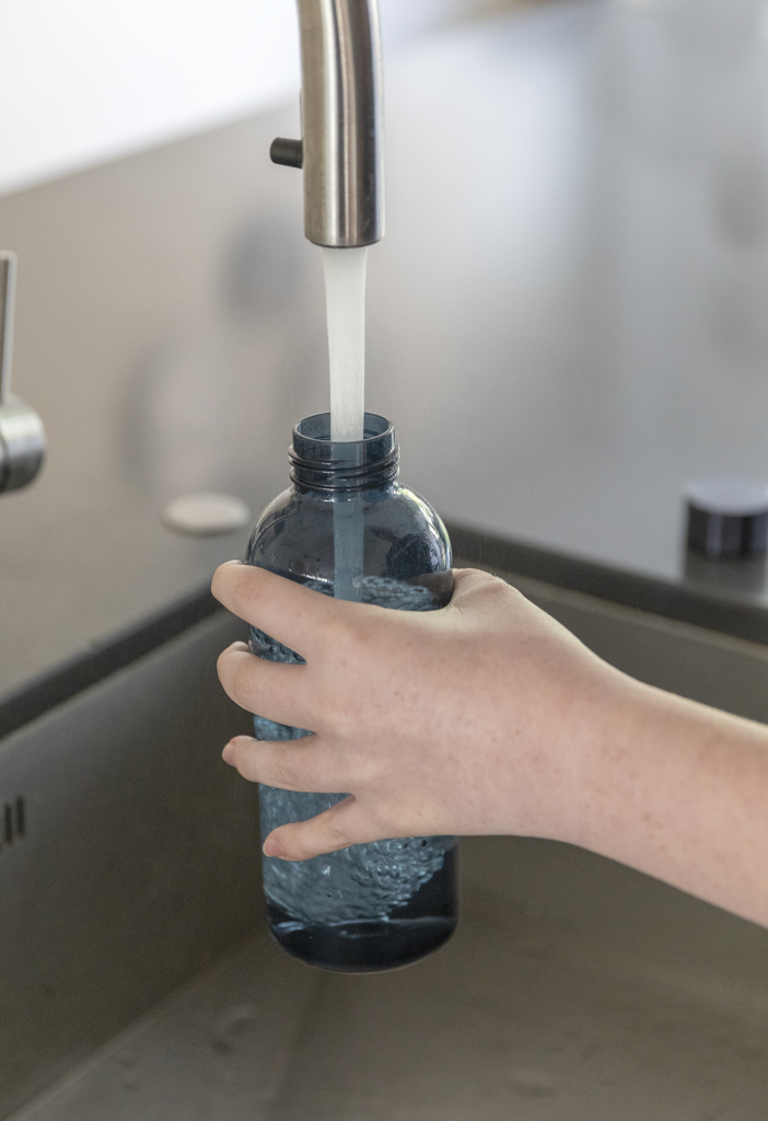 Botella de agua estanca con tapa metálica