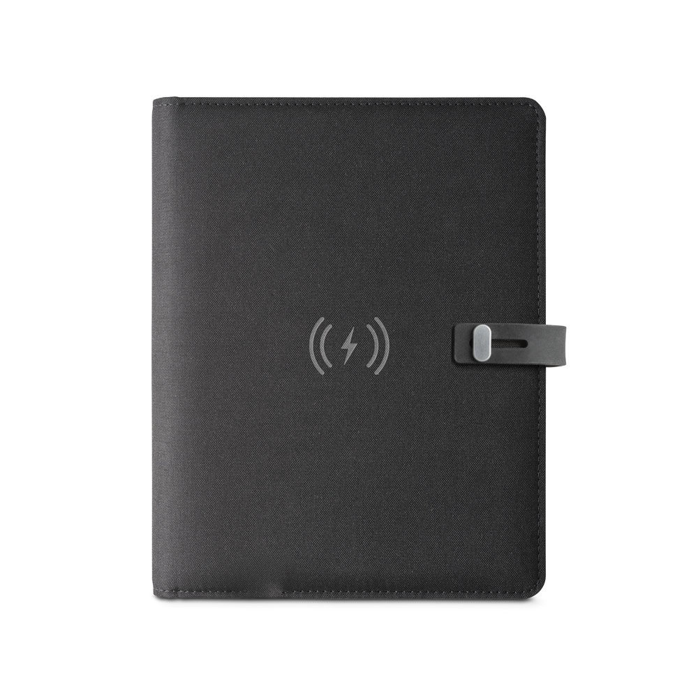 EMERGE A5 FOLDER. Carpeta tamaño A5 hecha en poliéster reciclado (100% rPET) 300D con cargador inalámbrico incorporado