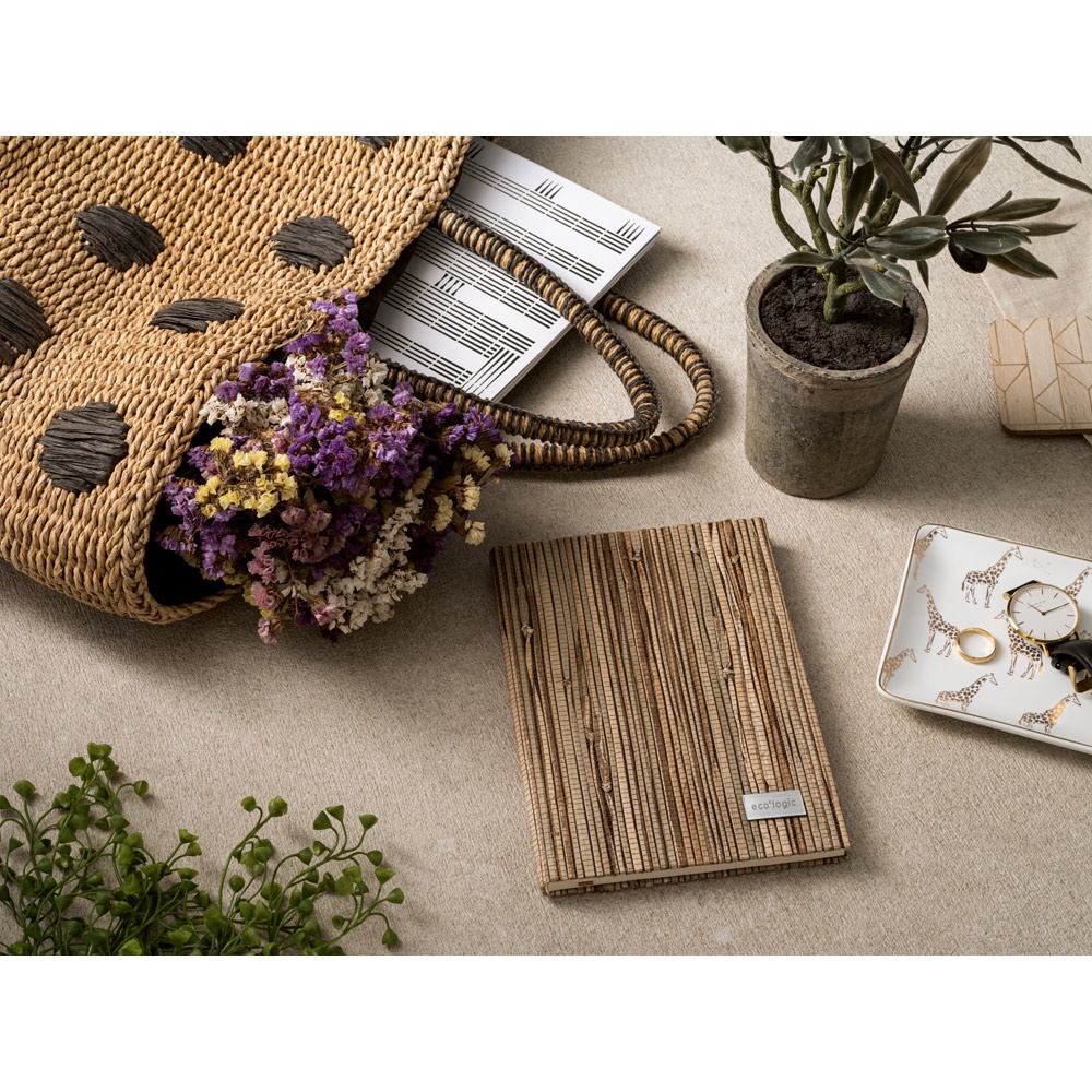 NERUDA. Libreta A5 de fibra de paja natural con páginas rayadas con material certificado FSC™ y otros materiales controlados
