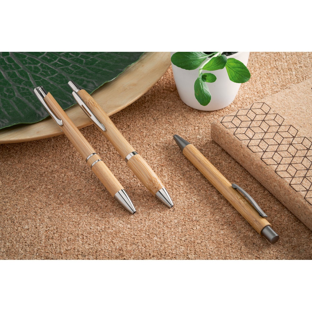 BETA BAMBOO. Bolígrafo de bambú con clip, detalles metálicos