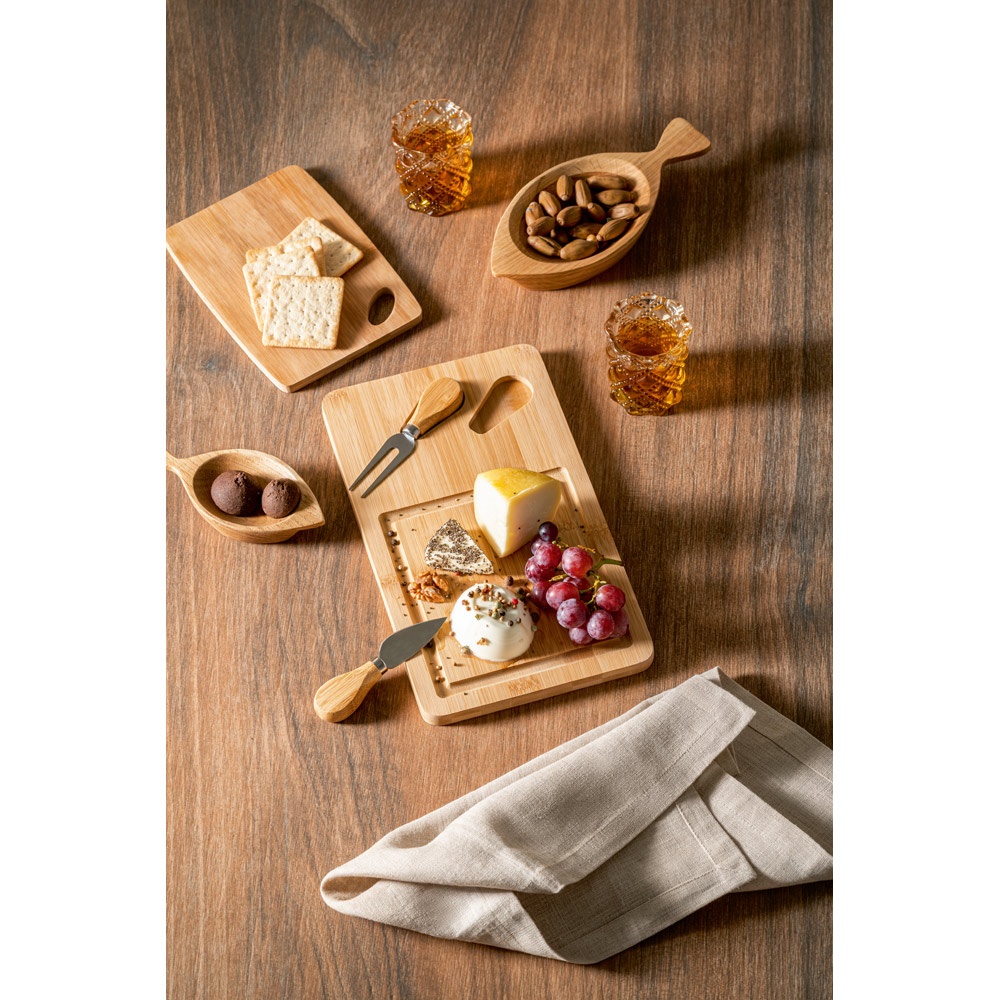 WOODS. Tabla de quesos de bambú. Incluye 2 utensilios fabricados en bambú y acero inoxidable