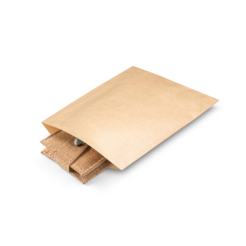 ZENA. Conjunto de manicura em aço inoxidável numa bolsa de cortiça