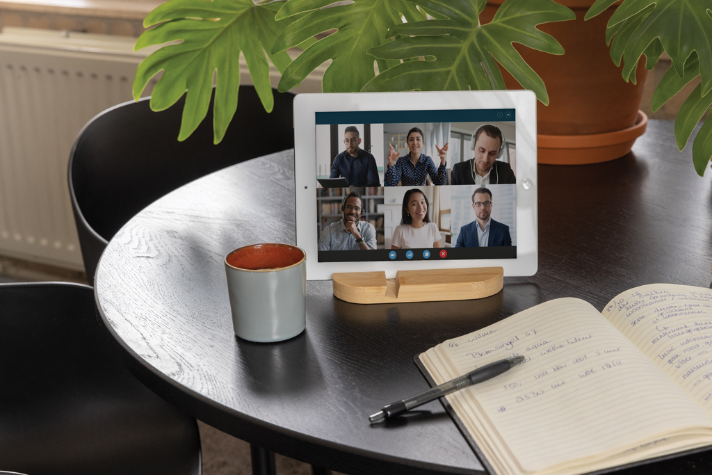 Soporte de bambú para tablet y teléfono