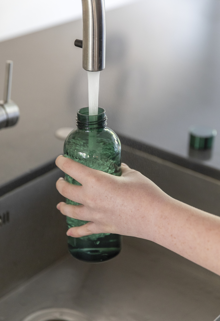 Botella de agua estanca con tapa metálica