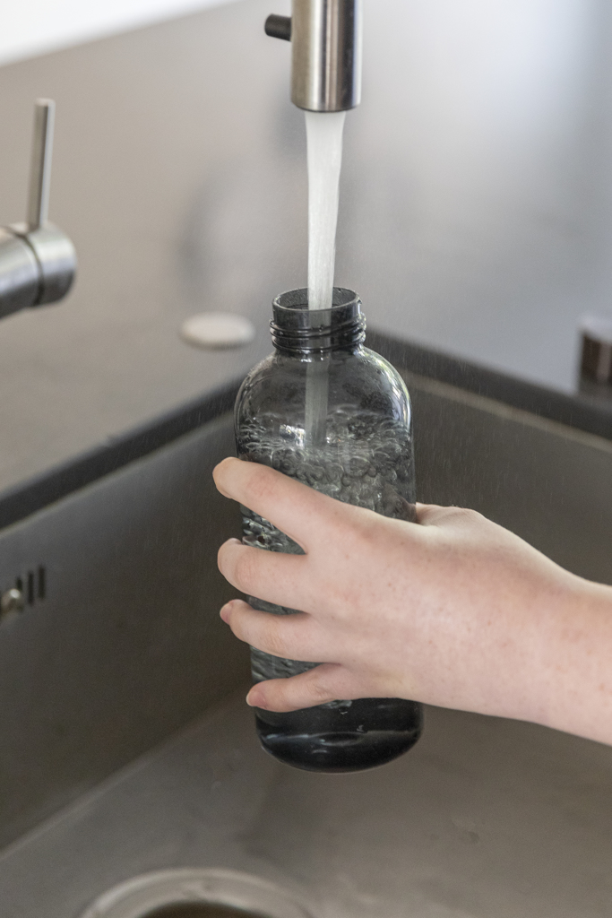 Botella de agua estanca con tapa metálica