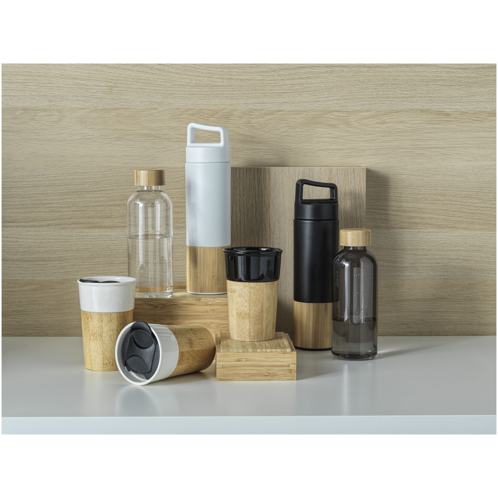 Taza de porcelana de 320 ml con pared exterior de bambú Pereira