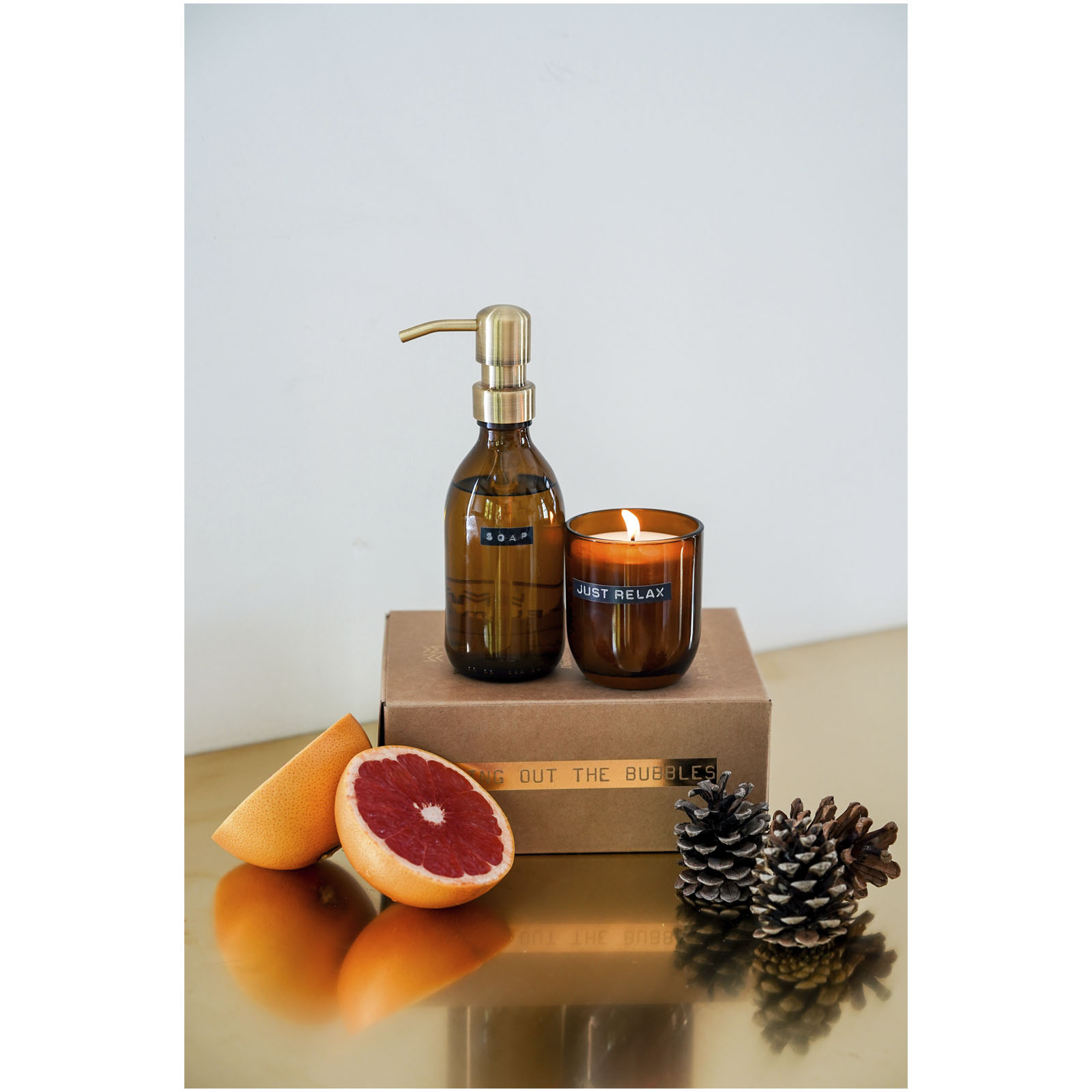 Dispensador de jabón de manos de 200 ml y juego de velas perfumadas de 150 g con fragancia de bambú Wellmark Discovery