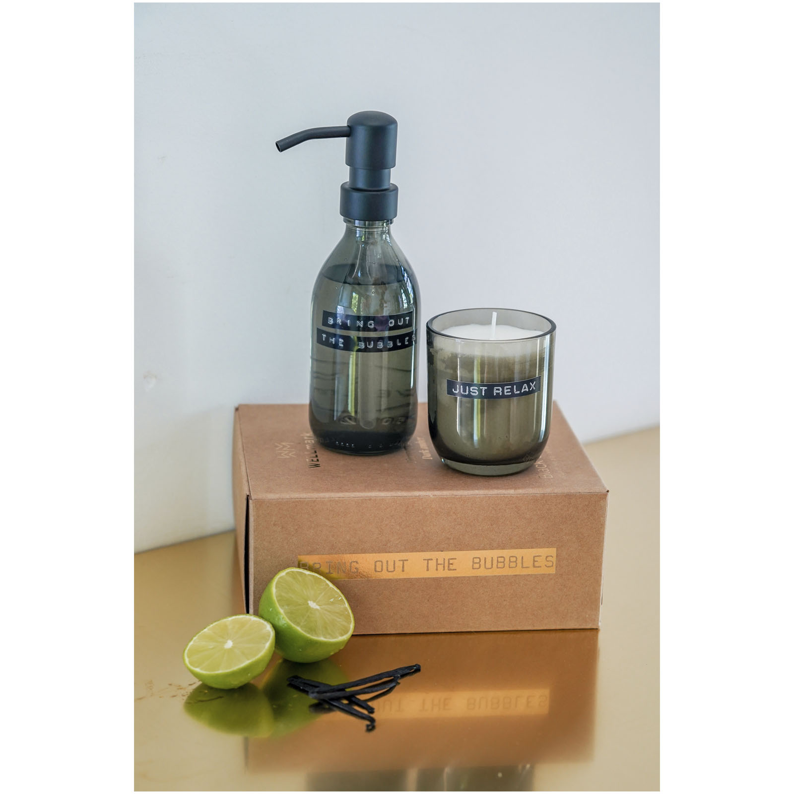 Dispensador de jabón de manos de 200 ml y juego de velas aromáticas de 150 g con fragancia de ámbar oscuro Wellmark Discovery