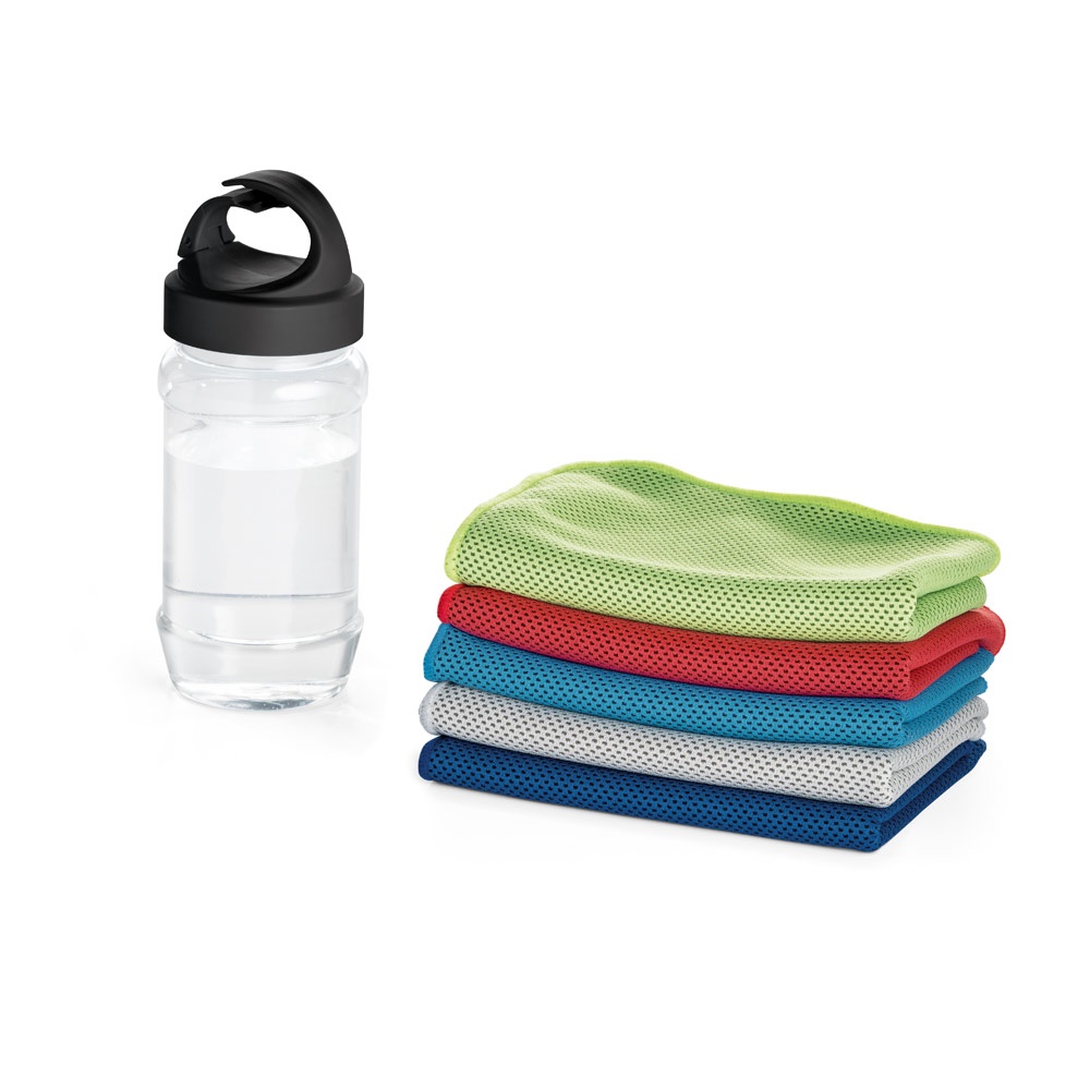 ARTX PLUS. Conjunto que incluye una botella hecha en PP y PET y una toalla refrescante deportiva de poliamida y poliéster