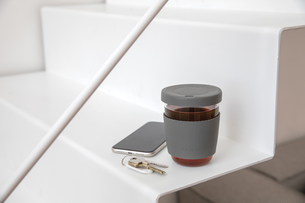 Vaso de borosilicato Ukiyo con tapa y funda de silicona