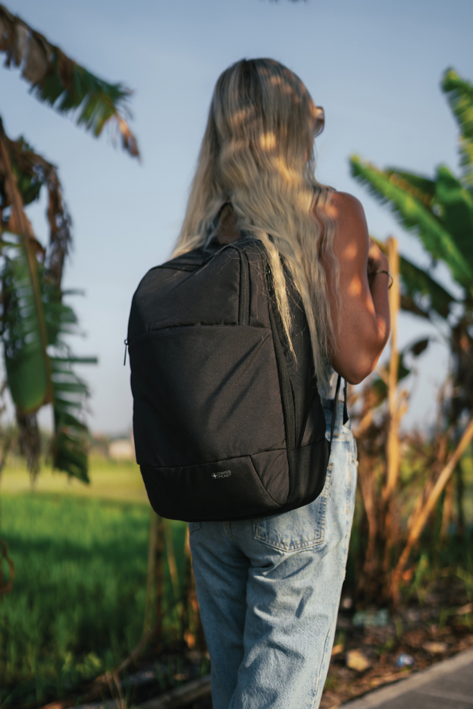 Mochila moderna para portátil de 15,6" Swiss Peak AWARE™