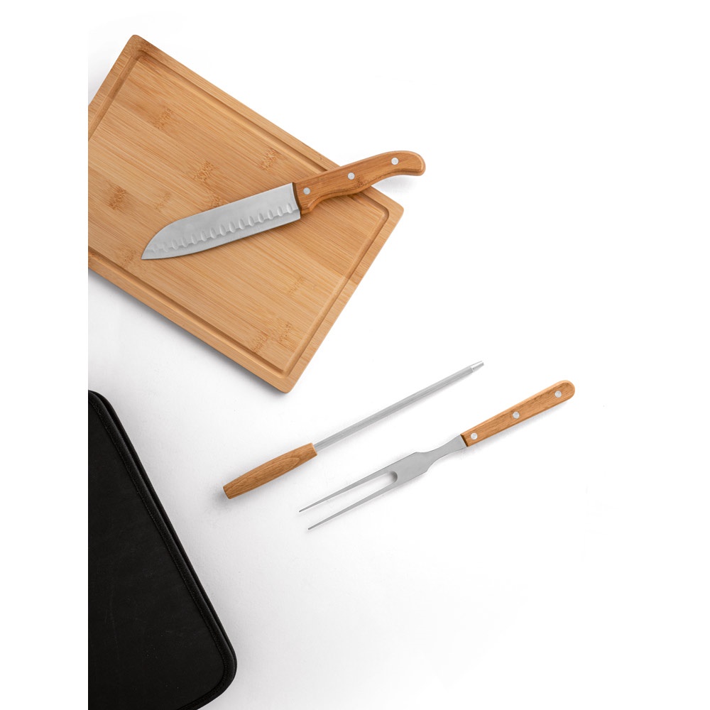 FLARE. Conjunto de 5 utensilios para barbacoa y tabla de bambú. Hecho en madera y acero inoxidable