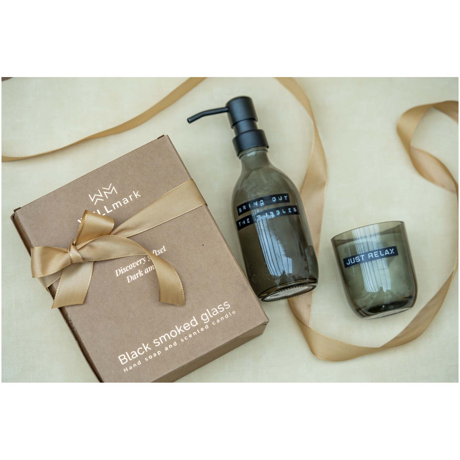Dispensador de jabón de manos de 200 ml y juego de velas aromáticas de 150 g con fragancia de ámbar oscuro Wellmark Discovery