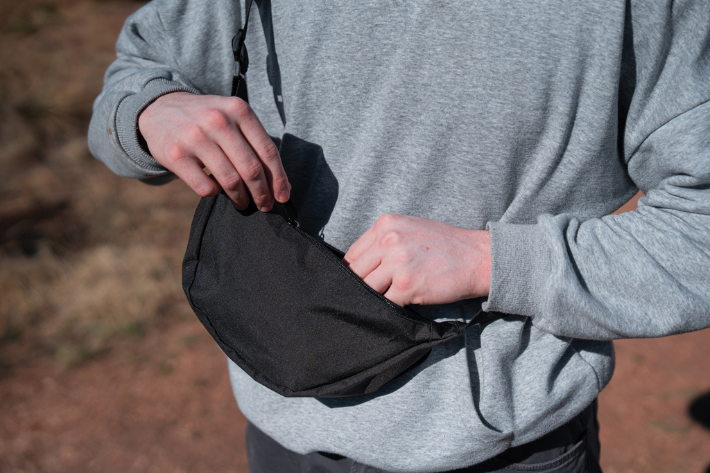 Bolsa bandolera Crescent AWARE™ de RPET