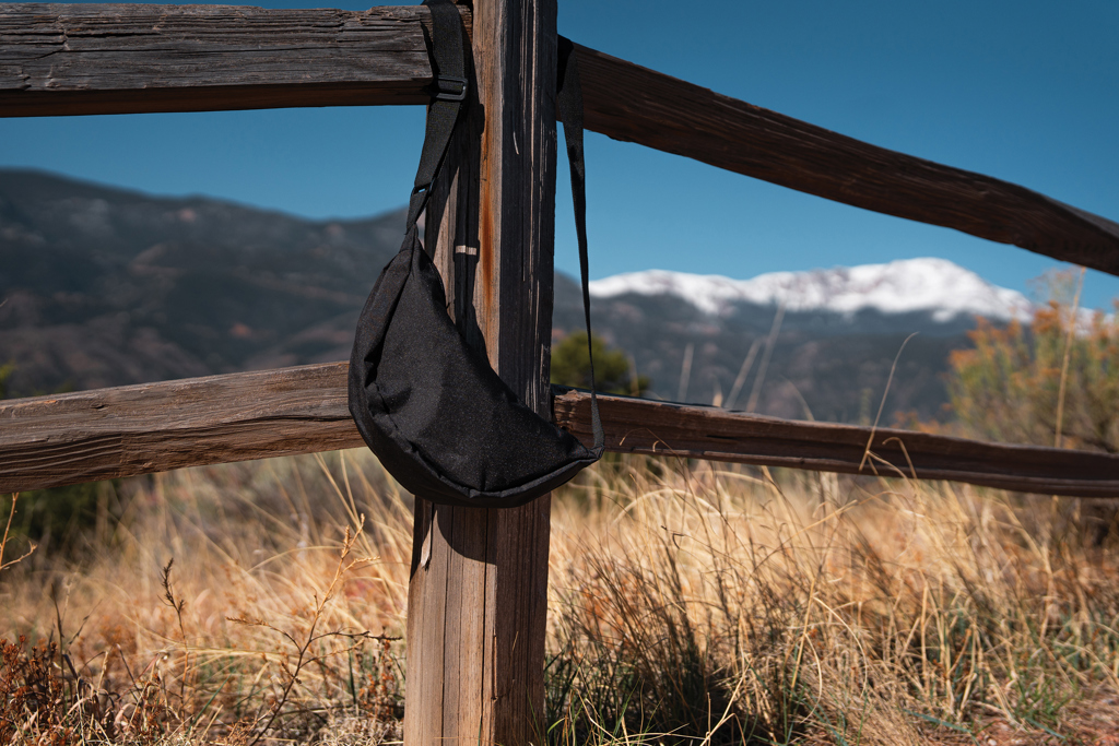 Bolsa bandolera Crescent AWARE™ de RPET