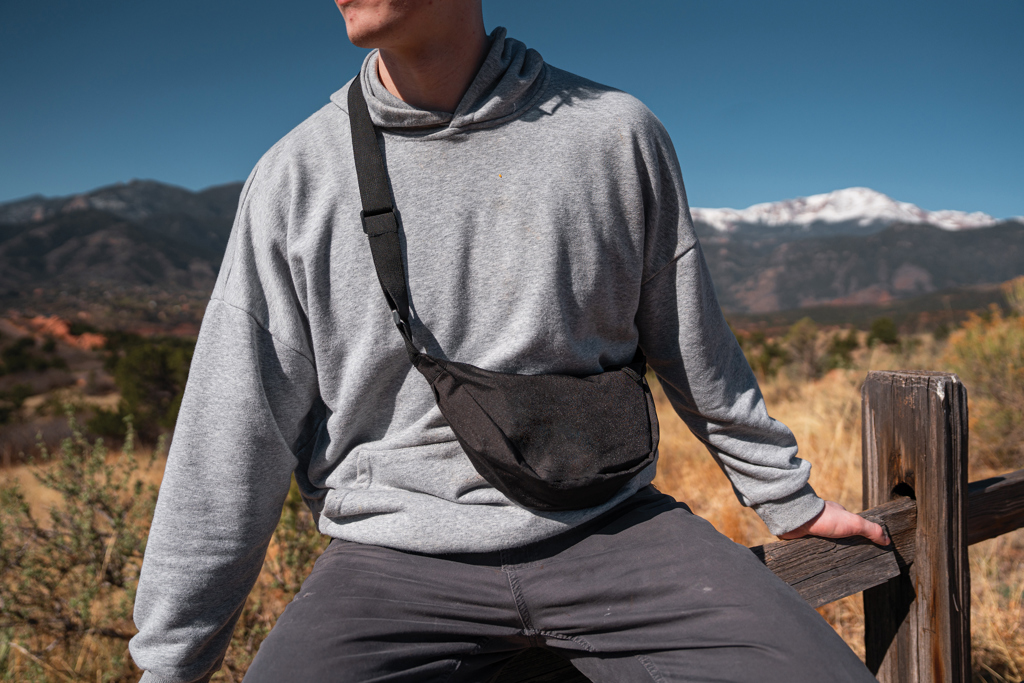 Bolsa bandolera Crescent AWARE™ de RPET