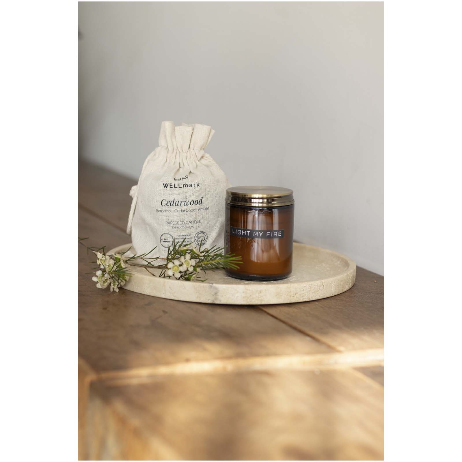 Vela perfumada mediana de madera de cedro Wellmark