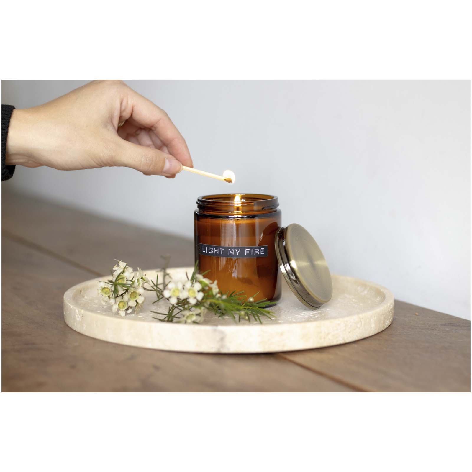 Vela perfumada mediana de madera de cedro Wellmark