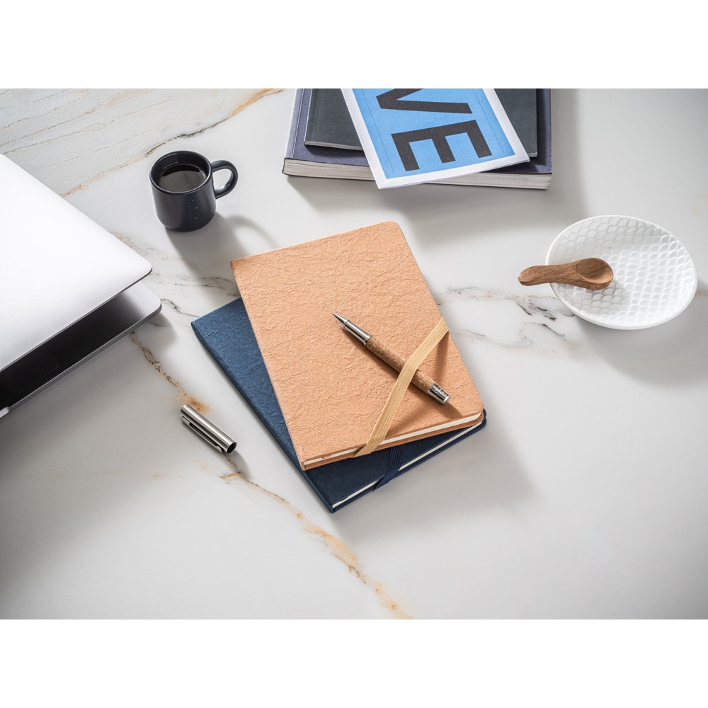 HUXLEY. Libreta A5, fabricado con papel resistente al agua, con páginas a rayas fabricadas con un material certificado FSC™ y otros materiales controlados
