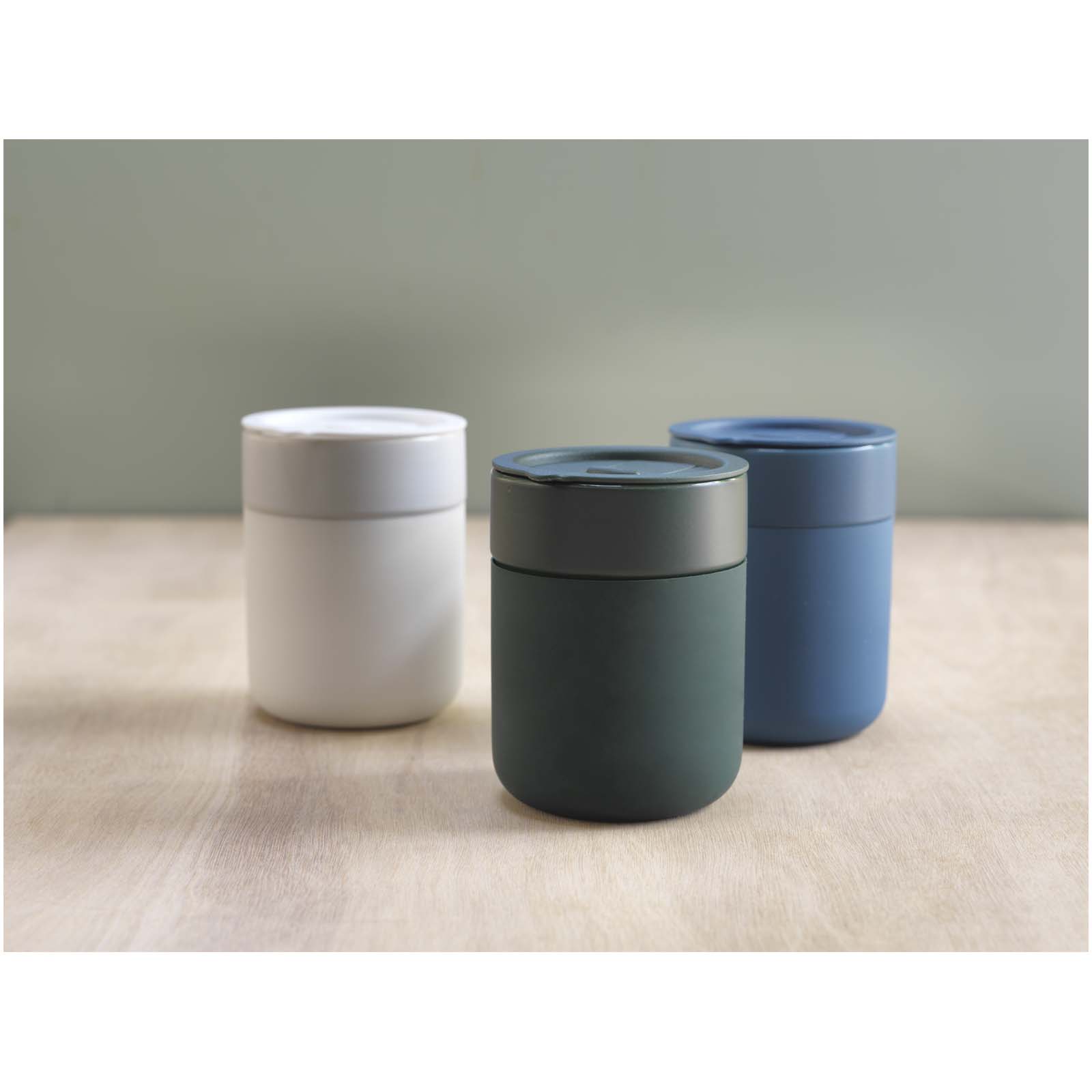 Vaso de cerámica de 330 ml con agarradero de silicona y tapa de plástico Java