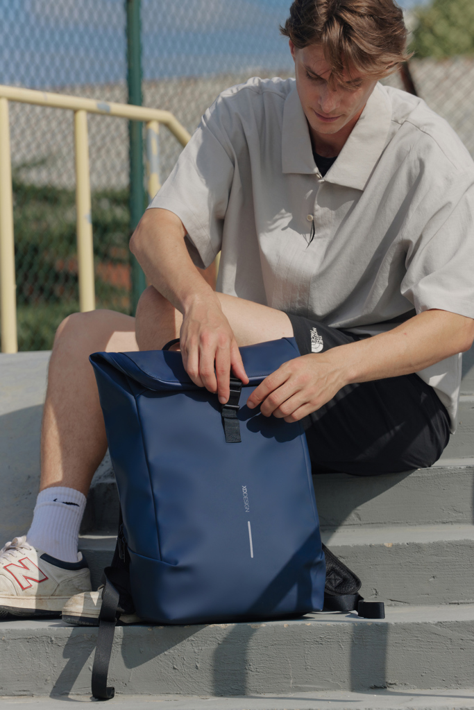 Mochila urbana resistente al agua con solapa