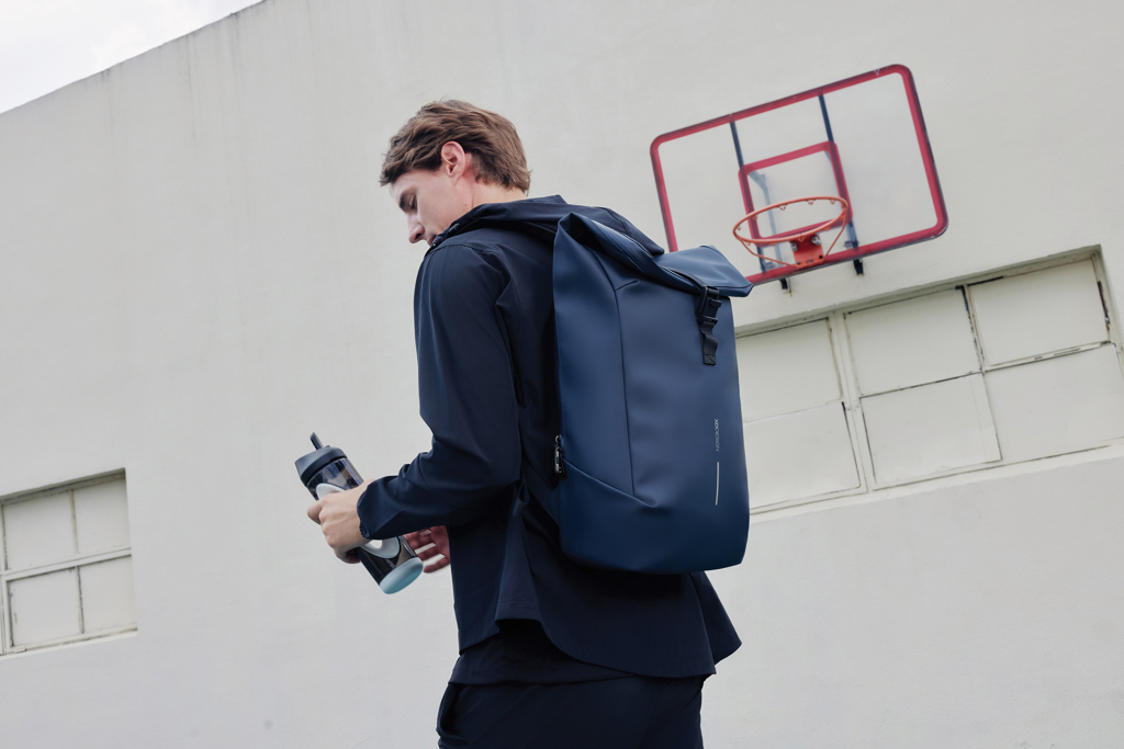 Mochila urbana resistente al agua con solapa
