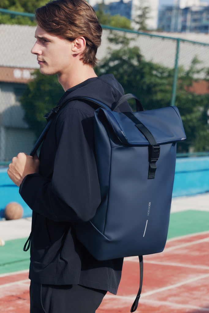 Mochila urbana resistente al agua con solapa