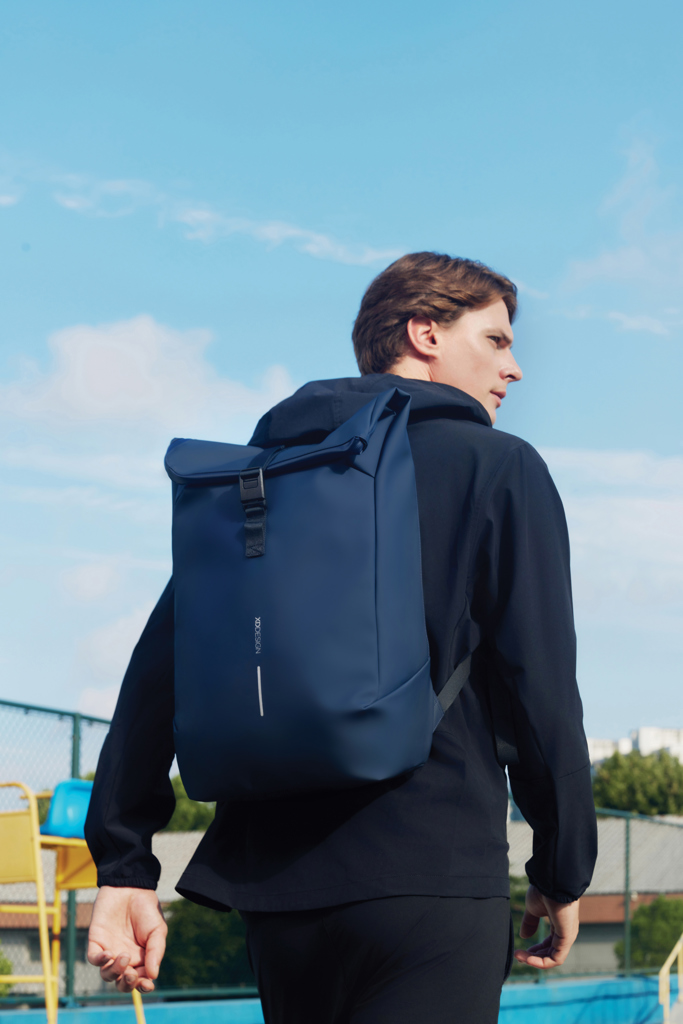 Mochila urbana resistente al agua con solapa