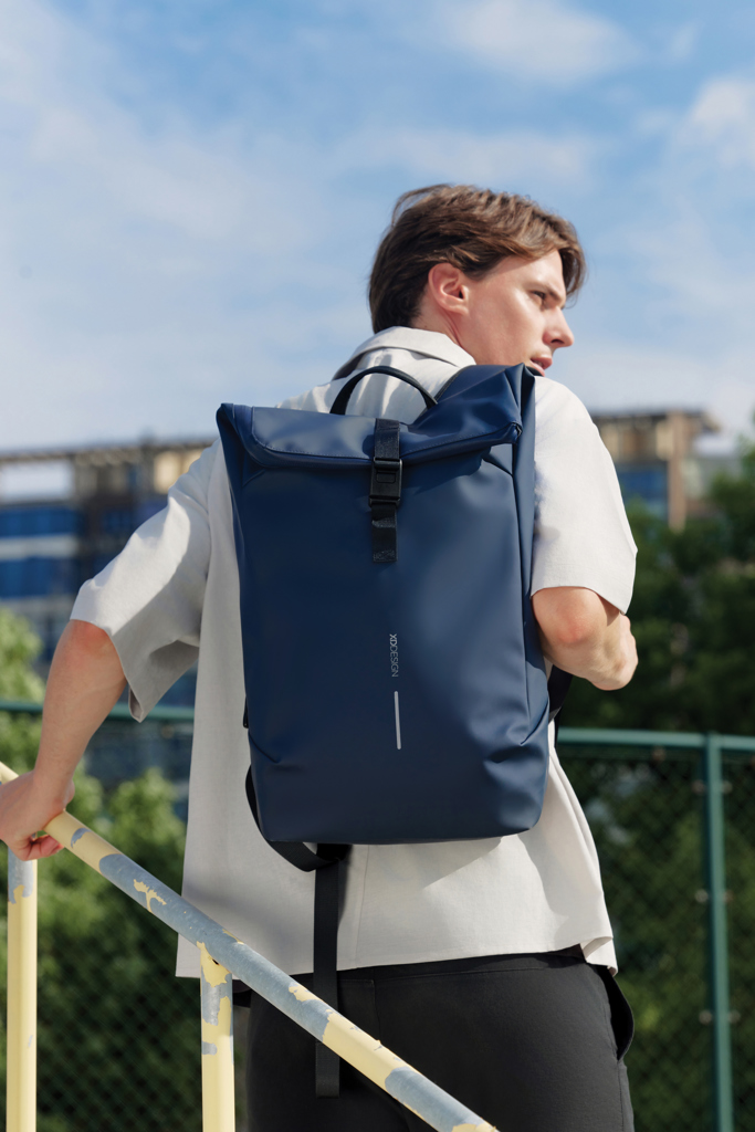 Mochila urbana resistente al agua con solapa