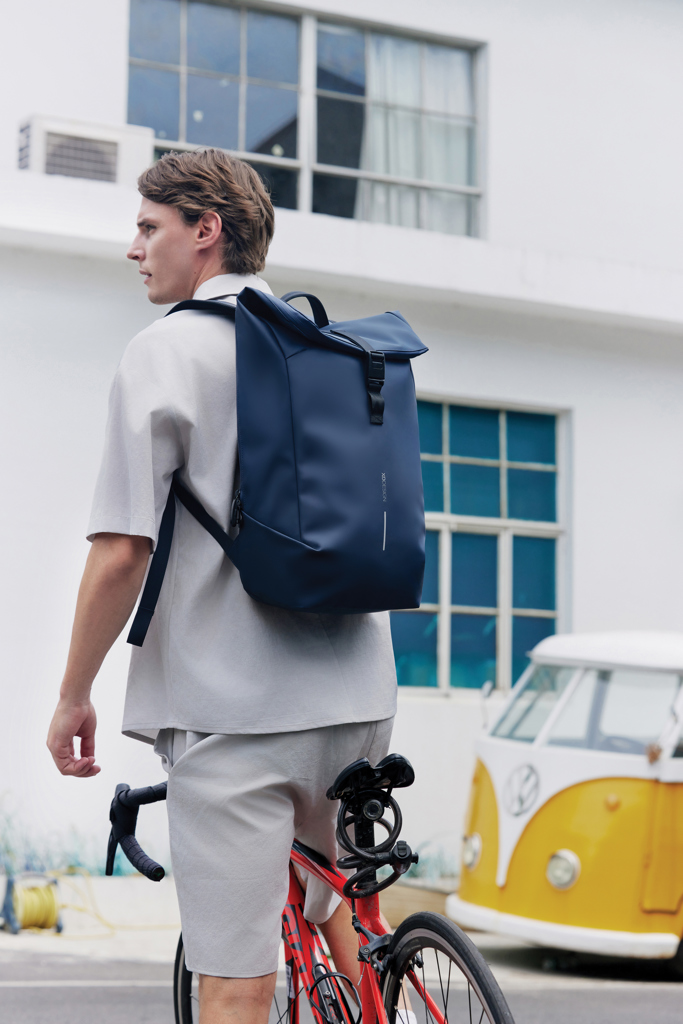Mochila urbana resistente al agua con solapa