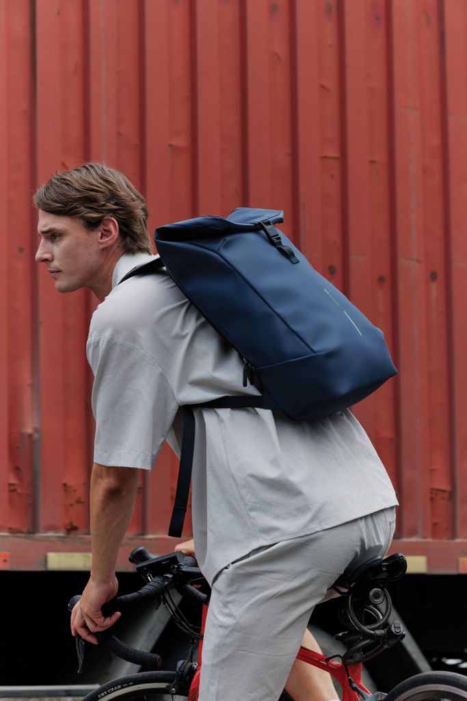 Mochila urbana resistente al agua con solapa