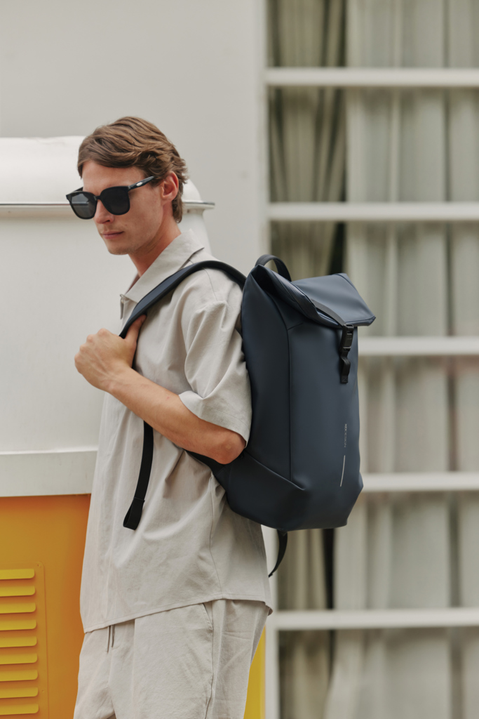 Mochila urbana resistente al agua con solapa