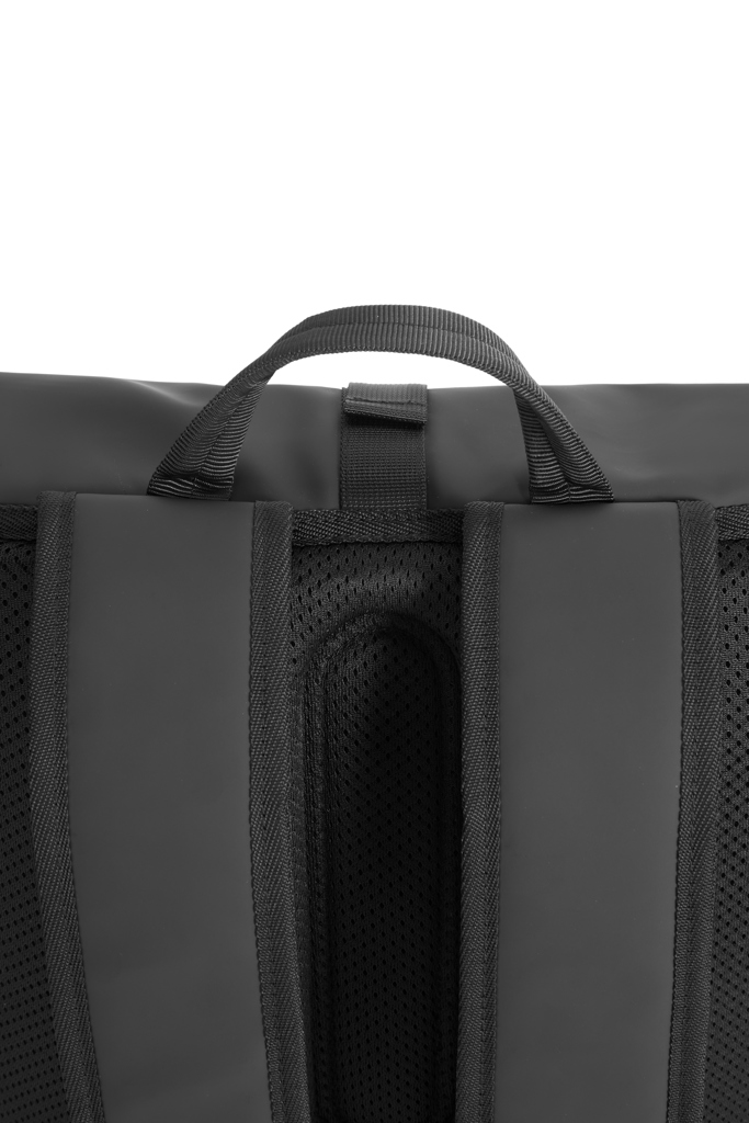 Mochila urbana resistente al agua con solapa