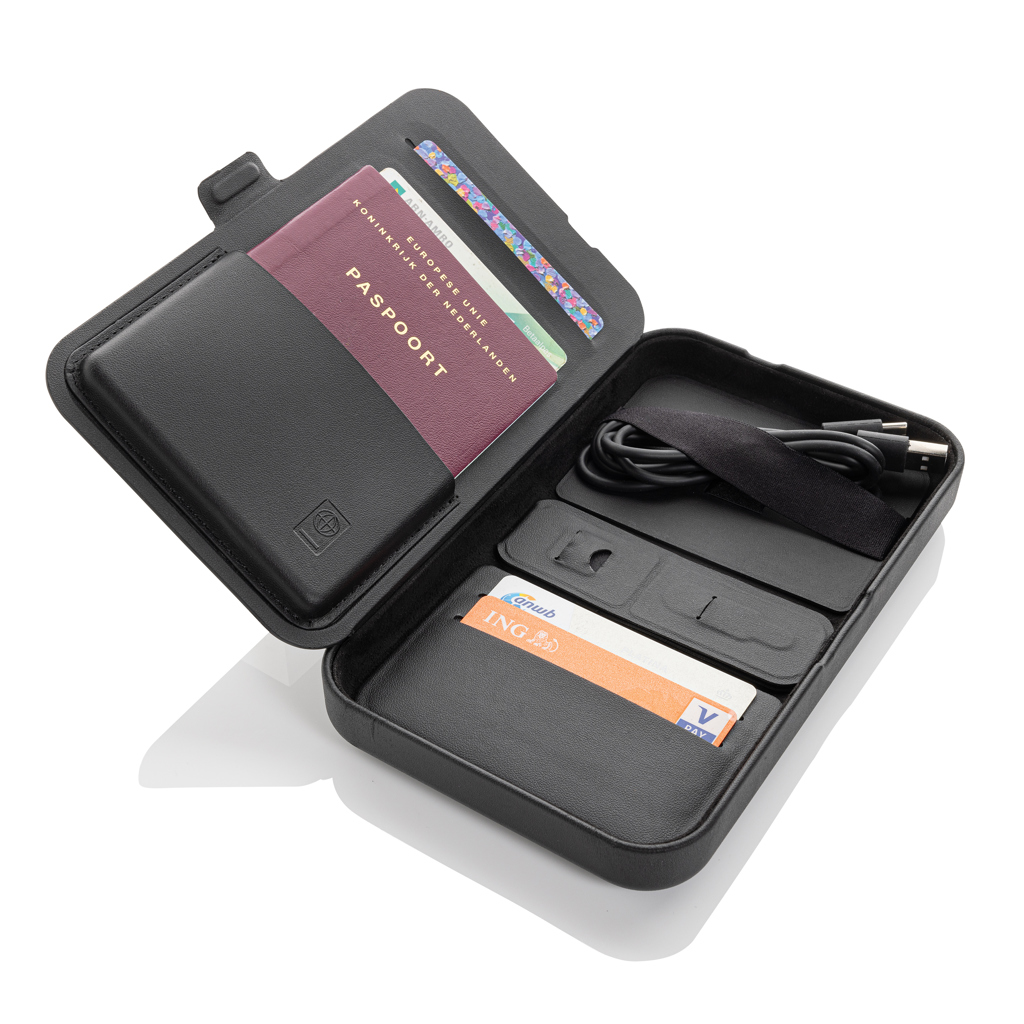 Estuche viaje reciclado RCS Swiss Peak con cargador 3 en 1