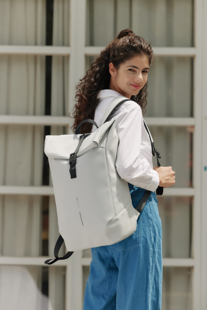 Mochila urbana resistente al agua con solapa