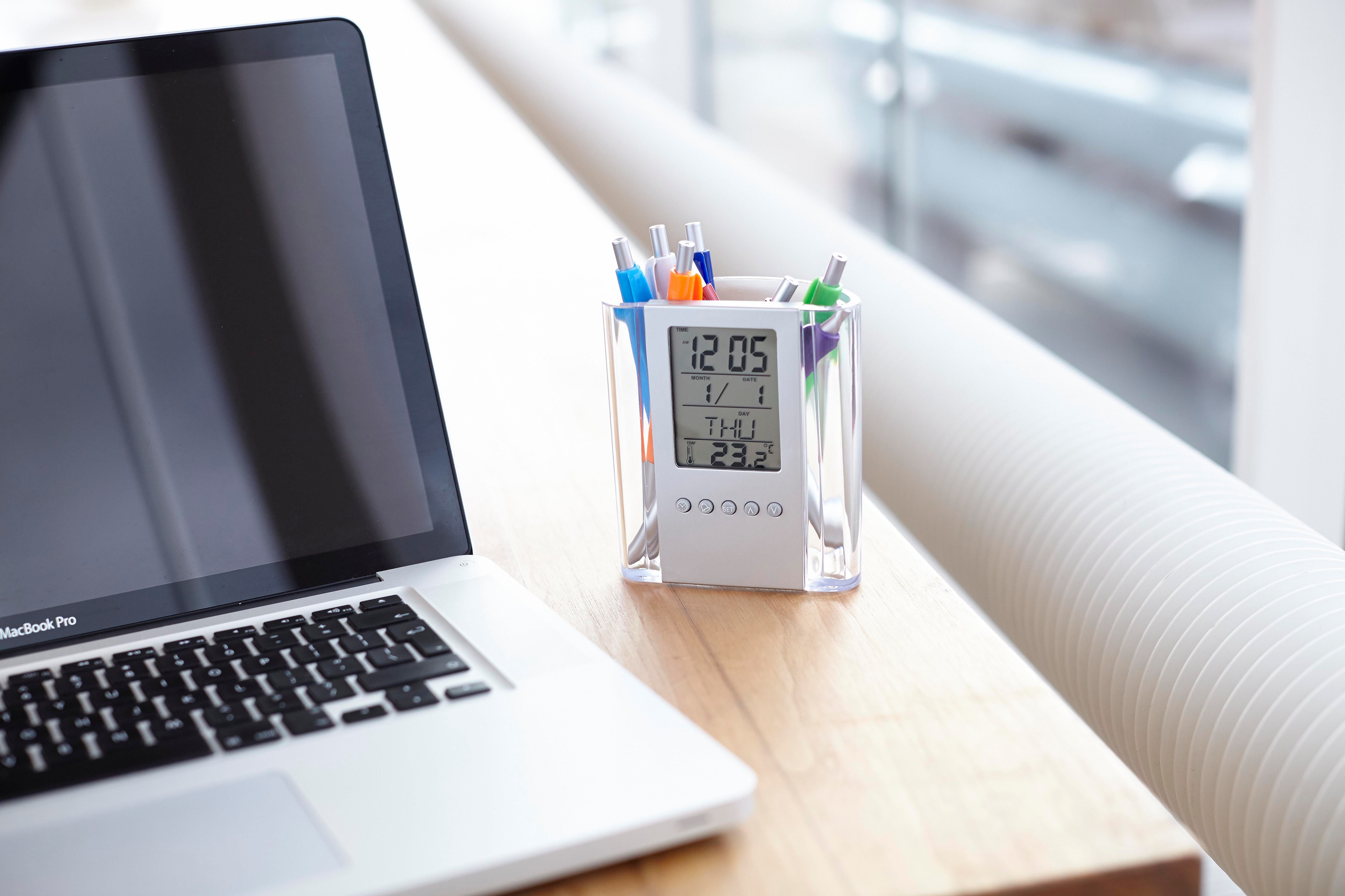 Cubilete de ABS con reloj Carter