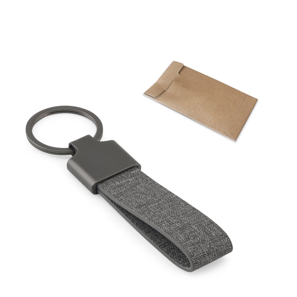 RAVEN. Llavero rectangular de metal y PET reciclado (30 % reciclado)