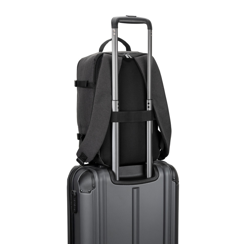 CIES. Mochila hecha para que cumpla con las medidas que piden las aerolíneas, fabricada con poliéster reciclado de alta resistencia