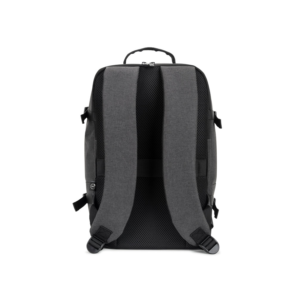 CIES. Mochila hecha para que cumpla con las medidas que piden las aerolíneas, fabricada con poliéster reciclado de alta resistencia