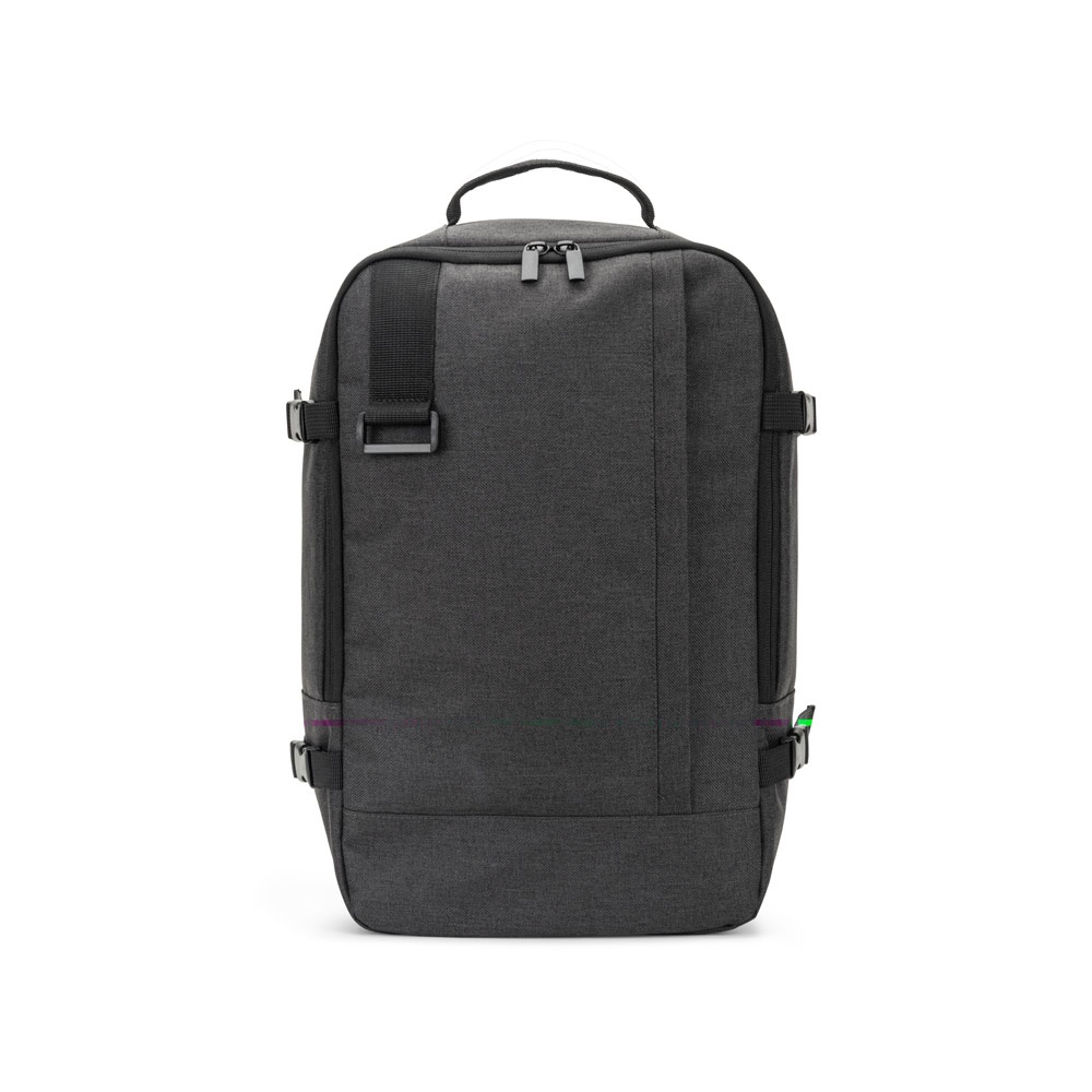 CIES. Mochila hecha para que cumpla con las medidas que piden las aerolíneas, fabricada con poliéster reciclado de alta resistencia