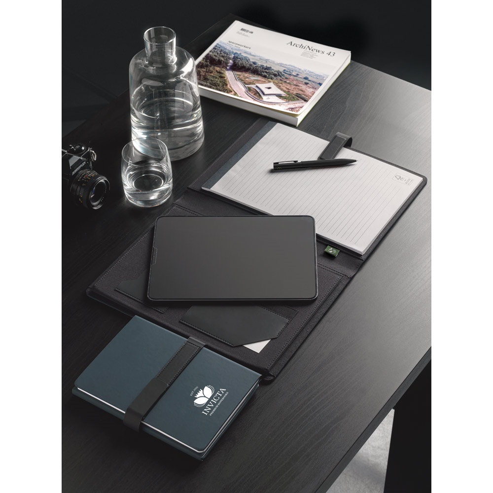 SANDERSON FOLDER. Carpeta A4 de PU (50% reciclada) con cierre magnético y bloc de notas con páginas rayadas