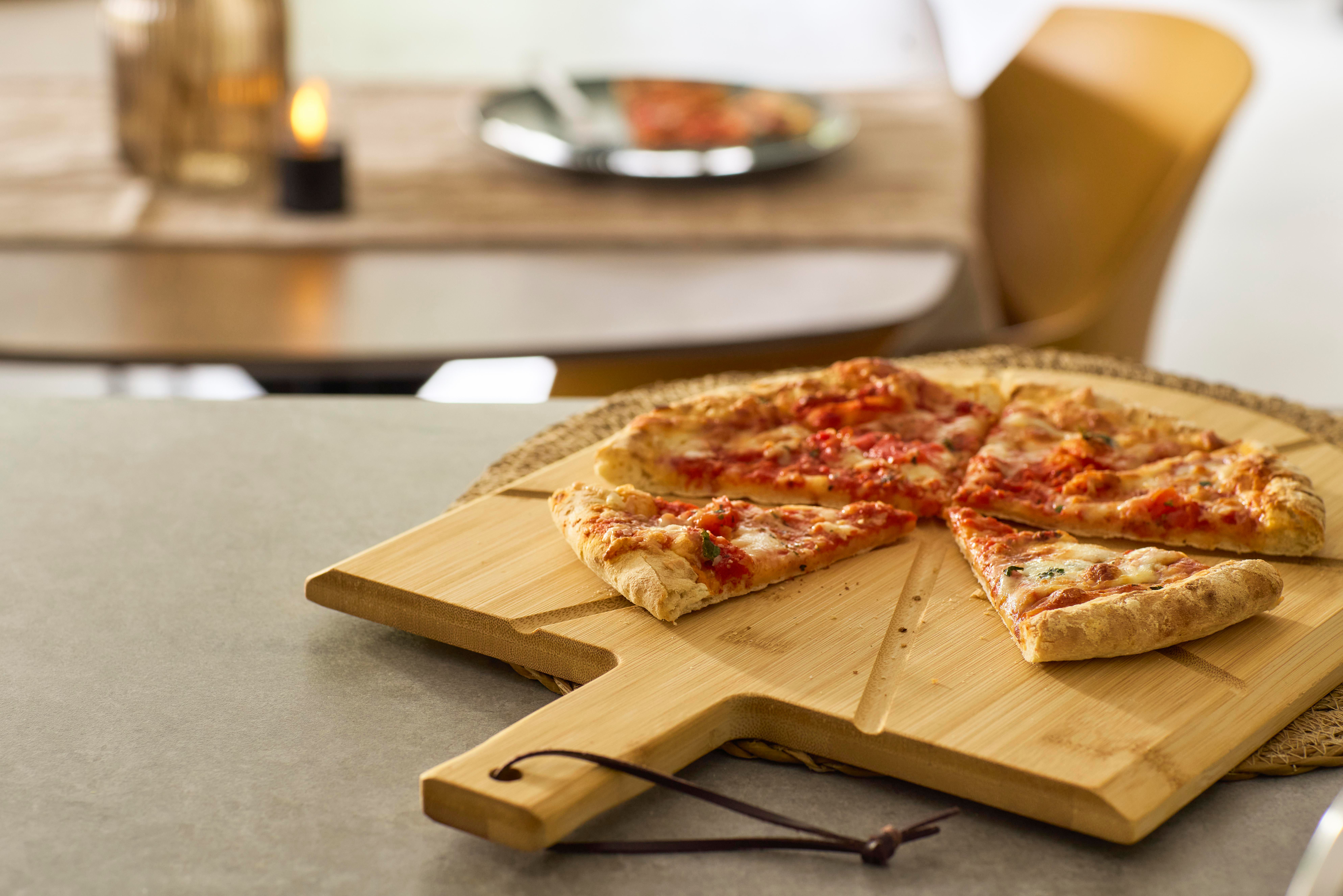 Tabla con set de pizza de bambú Vale