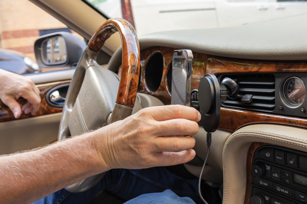 Soporte magnético coche PowerCruze plástico RCS 15W