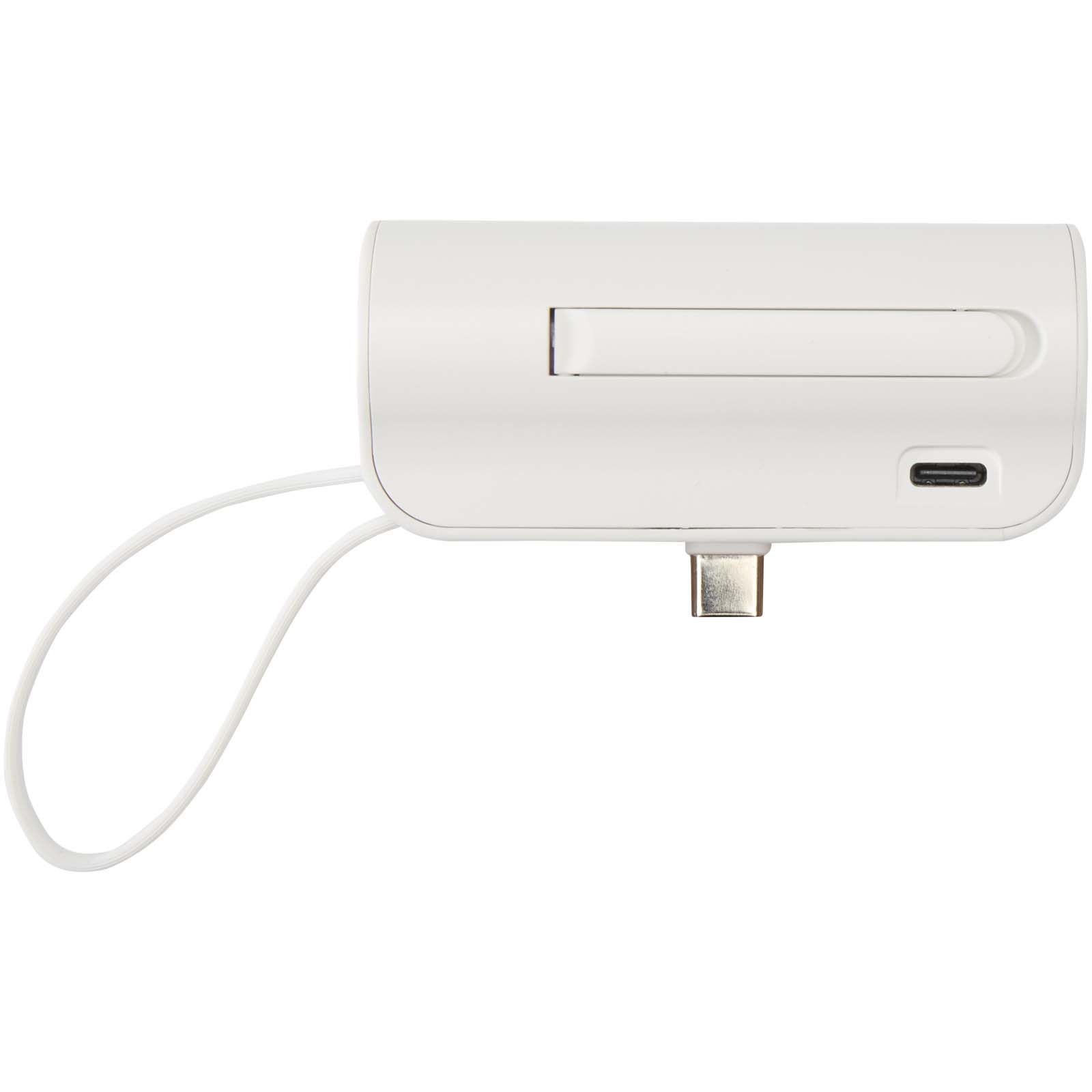 Batería externa tipo-C de plástico reciclado de 5000 mAh y 10 W con soporte abatible incorporado y cable 2 en 1 Alnair