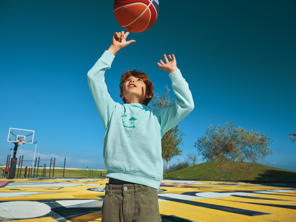 IQONIQ Yengo kids recycled cotton hoodie with sidepockets