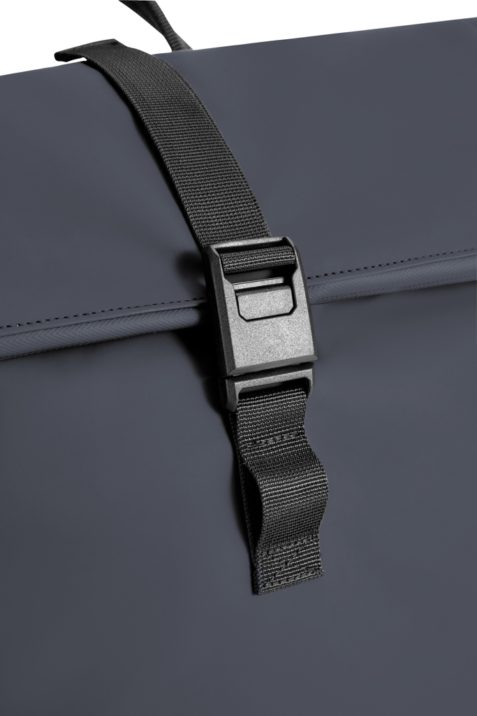 Mochila urbana resistente al agua con solapa