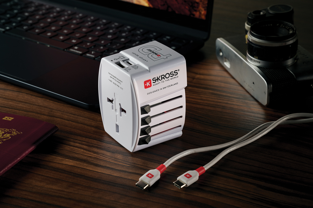 Adaptador de viaje mundial SKROSS MUV 65W PD con cable C USB