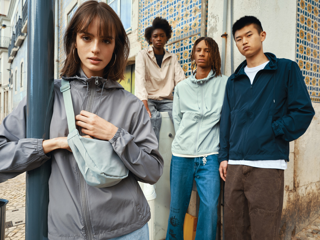 Chaqueta ligera IQONIQ Logan de poliéster reciclado